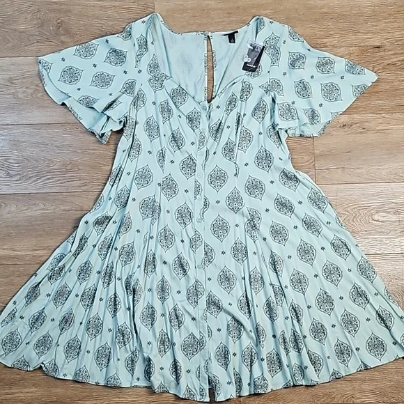 NWT Torrid Stretch Rayon Mint Green & Black Medallion Print Flutter Slee… - Picture 3 of 16